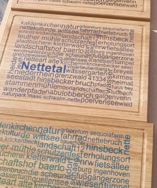 Mehrere Schneidebretter mit Nettetal-Wortwolke