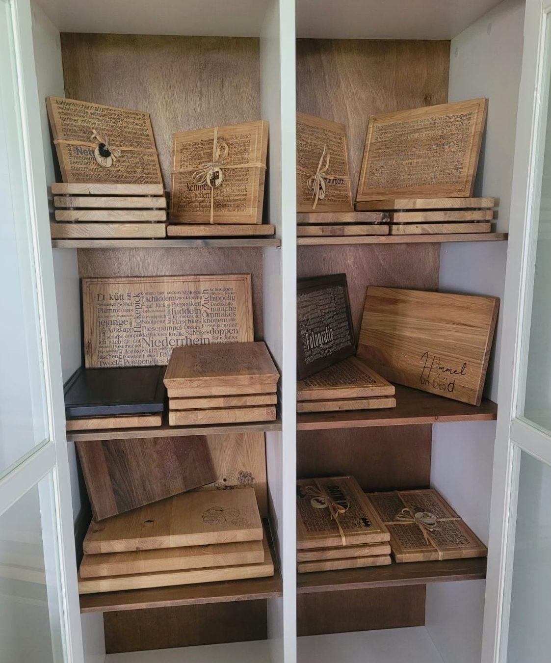 Vitrinenschrank mit Schneidebrettern